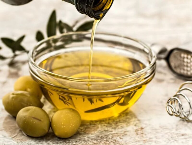 how to remove gel polish: olive oil soak