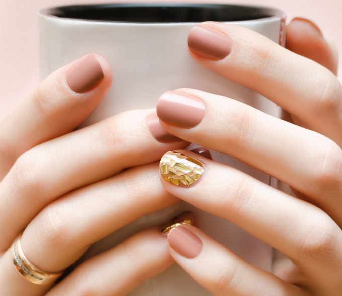 Why Short Nails Are So Popular