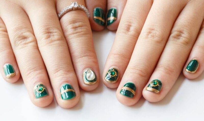 Emerald green short nails