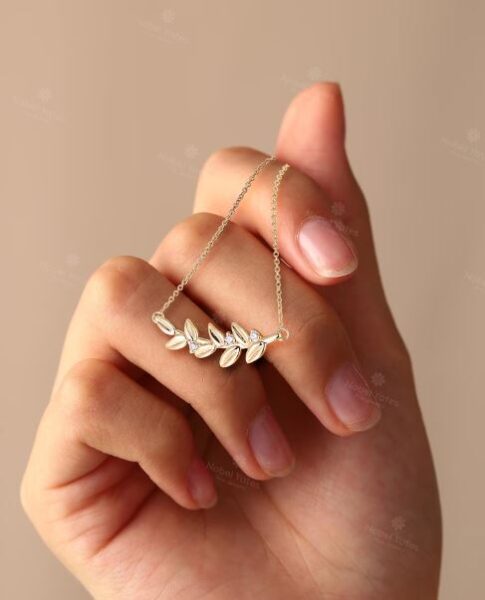 dainty gold floral pendant